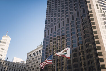 USA, Kalifornien, San Francisco, Wolkenkratzer und Flaggen - EPF000139