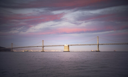 USA, Kalifornien, Bay Bridge bei Sonnenuntergang - EPF000144