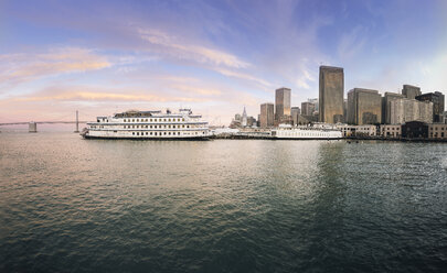USA, Kalifornien, Bay Bridge und Skyline von San Francisco bei Sonnenuntergang - EP000146