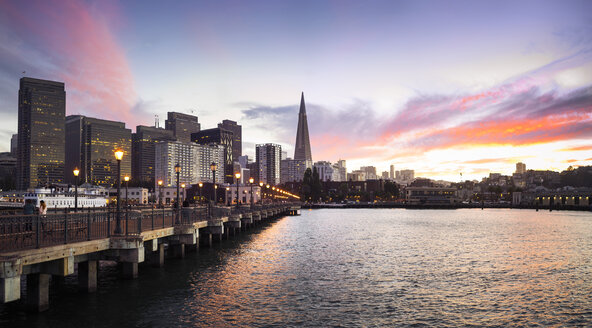 USA, California, San Francisco, Skyline, Pier 7 at sunset - EPF000148