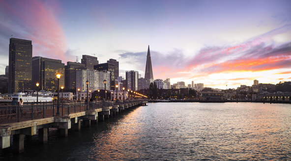 USA, Kalifornien, San Francisco, Skyline, Pier 7 bei Sonnenuntergang - EPF000148