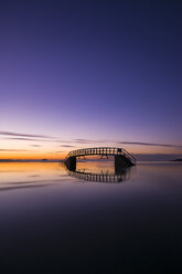 Schottland, East Lothian, Dunbar, überflutete Belhaven-Brücke bei Sonnenuntergang - SMAF000571