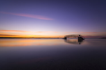 Schottland, East Lothian, Dunbar, überflutete Belhaven-Brücke bei Sonnenuntergang - SMAF000572