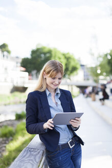 Businesswoman using tablet - NAF000033