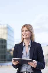 Porträt einer lächelnden Geschäftsfrau mit Tablet - NAF000053