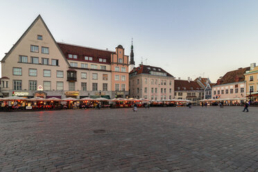 Estland, Tallinn, Marktplatz am Abend - CST001208