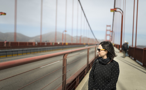 USA, San Francisco, Tourist auf der Golden Gate Bridge, lizenzfreies Stockfoto