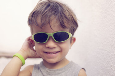 Porträt eines lächelnden kleinen Jungen mit Sonnenbrille - XCF000102