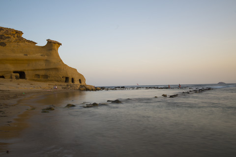 Spanien, Almeria, Playa de los Cocedores, Strand am Abend, lizenzfreies Stockfoto