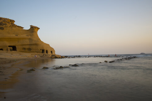 Spanien, Almeria, Playa de los Cocedores, Strand am Abend - SKCF000177