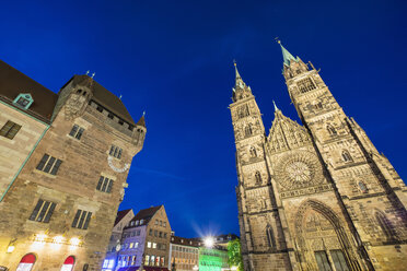 Deutschland, Nürnberg, Blick auf Nassauer Haus und St. Lorenz Kirche - SIE007093