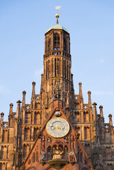 Deutschland, Nürnberg, Blick auf die Westfassade der Frauenkirche - SIEF007096