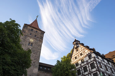 Deutschland, Nürnberg, Blick auf Turm und Pilatushaus am Tiergaertnertorplatz - SIEF007098