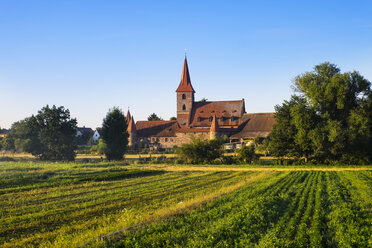 Deutschland, Nürnberg, Kraftshof, Blick auf die Wehrkirche St. Georg - SIEF007101