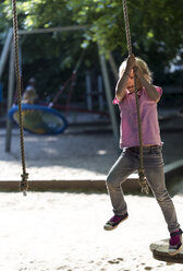 Kleines Mädchen klettert auf einem Spielplatz - JFEF000800
