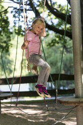 Kleines Mädchen klettert auf einem Spielplatz - JFEF000801
