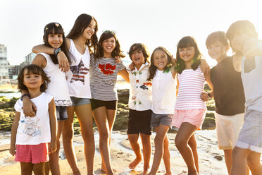 Gruppe von Kindern am Strand bei Sonnenuntergang - MGOF002263