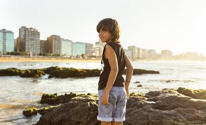 Junge am Strand bei Sonnenuntergang - MGOF002267