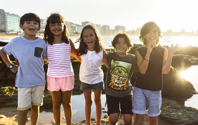 Group of kids on the beach at sunset - MGOF002271