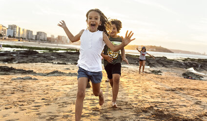 Kids running on the beach at sunset - MGOF002314