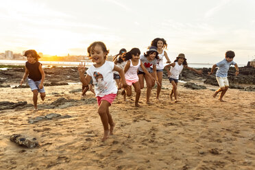 Kids running on the beach at sunset - MGOF002317