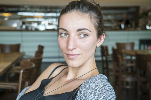 Porträt einer Frau in einem Kaffeehaus - TAMF000564