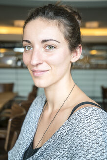 Porträt einer lächelnden Frau in einem Kaffeehaus - TAMF000565