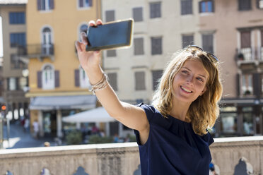 Frau macht Selfie mit Smartphone - MAUF000842