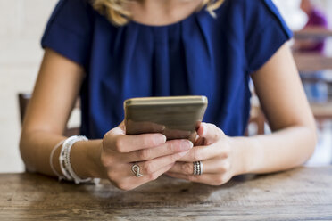 Hands of woman holding smartphone - MAUF000848