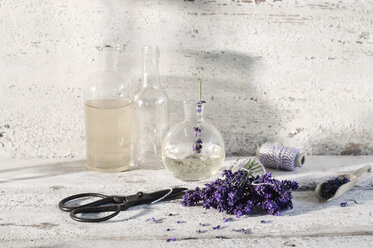 Glasflaschen mit Lavendelöl und Lavendelwasser - ASF006004
