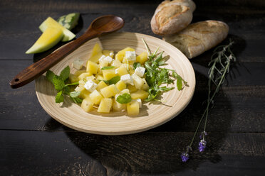 Melonensalat, gelbe Wassermelone, Feta, Minze und Rucola auf Teller - MAEF011959