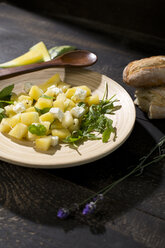 Melonensalat, gelbe Wassermelone, Feta, Minze und Rucola auf Teller - MAEF011960