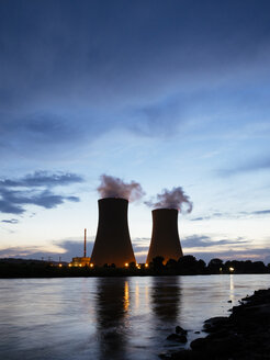 Deutschland, Niedersachsen, Grohnde, Kernkraftwerk Grohnde an der Weser bei Sonnenuntergang - HAWF000957