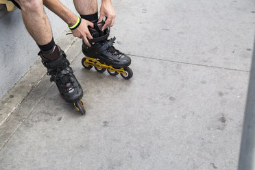 Mann mit Rollschuhen beim Skaten - ABZF001007