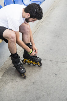 Mann mit Rollschuhen beim Skaten - ABZF001008