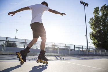 Mann mit Rollschuhen während einer Skating-Session - ABZF001012