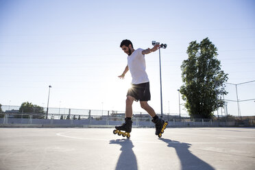 Mann mit Rollschuhen beim Skaten - ABZF001015