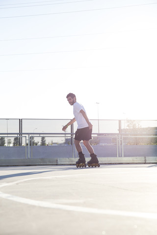 Mann mit Rollschuhen beim Skaten, lizenzfreies Stockfoto