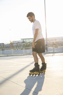 Mann mit Rollschuhen beim Skaten - ABZF001023