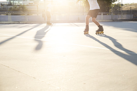 Männer mit Rollschuhen beim Skaten, lizenzfreies Stockfoto