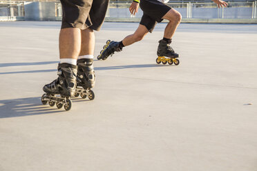 Männer mit Rollschuhen beim Skaten - ABZF001025