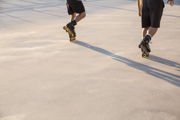 Beine von Männern mit Rollschuhen beim Skaten - ABZF001028