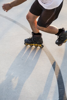 Mann mit Rollschuhen beim Skaten - ABZF001031