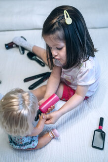 Mädchen spielt mit Puppe und Friseurspielzeug - DAPF000311