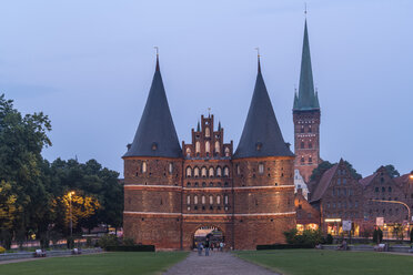 Deutschland, Lübeck, Stadttor Holstentor und St. Petri Kirche in der Abenddämmerung - PCF000261