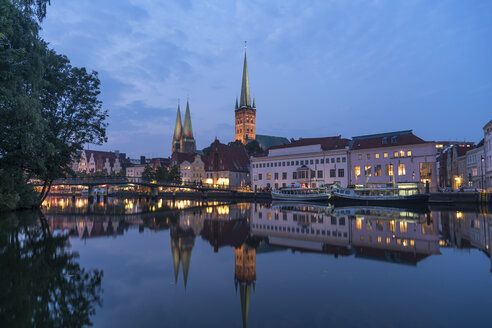 Deutschland, Lübeck, Altstadt und Trave in der Abenddämmerung - PC000264
