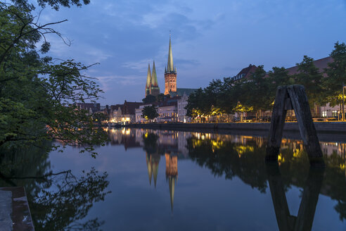 Deutschland, Lübeck, Altstadt und Trave in der Abenddämmerung - PCF000265