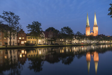 Deutschland, Lübeck, Altstadt mit Dom und Trave in der Abenddämmerung - PCF000266