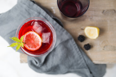 Blackberry limonade with lemon and ice cubes in glass - MYF001748