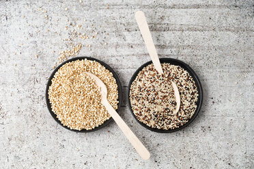 Wholemeal quinoa and popped quinoa in bowls, wooden spoons - MYF001752